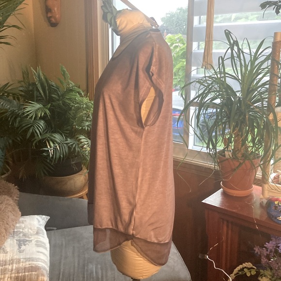 Dusty purple T-shirt size M with beautiful bottom and neck trim. BNWT. - Picture 5 of 9